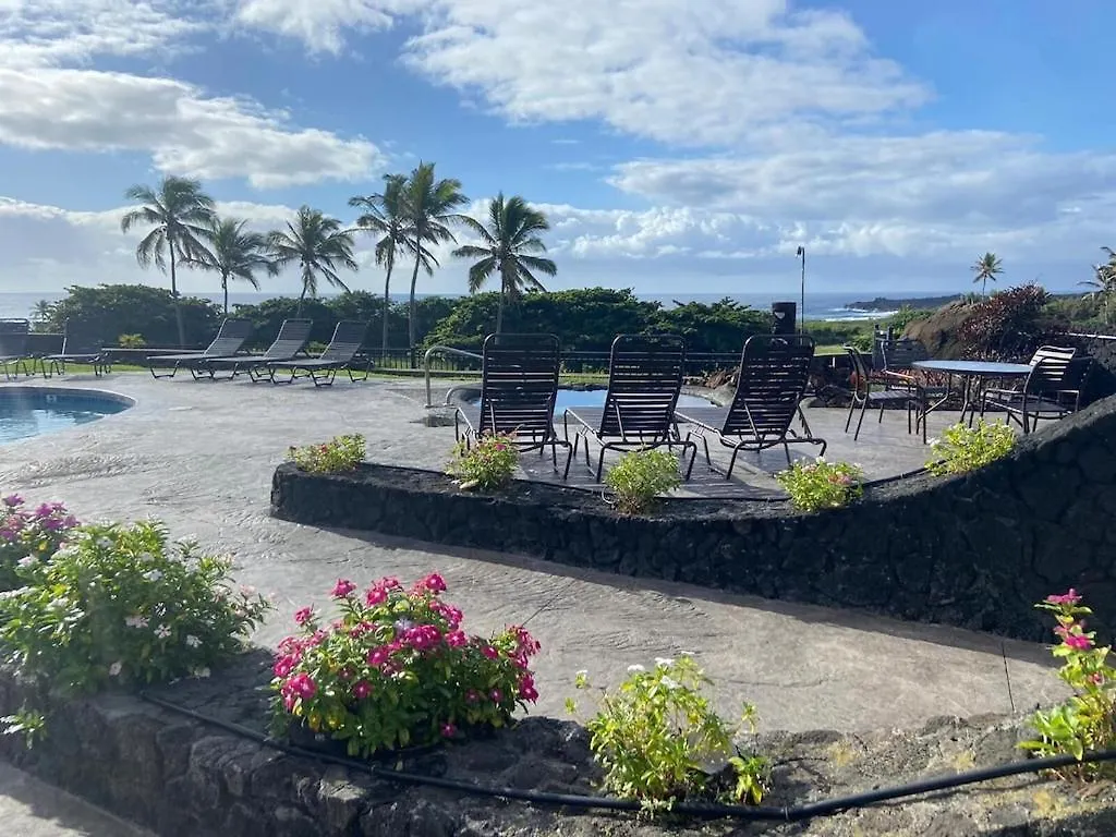 Beachfront 1 Bedroom Condo With Private Beach, Pool, Hot Tub Pahala