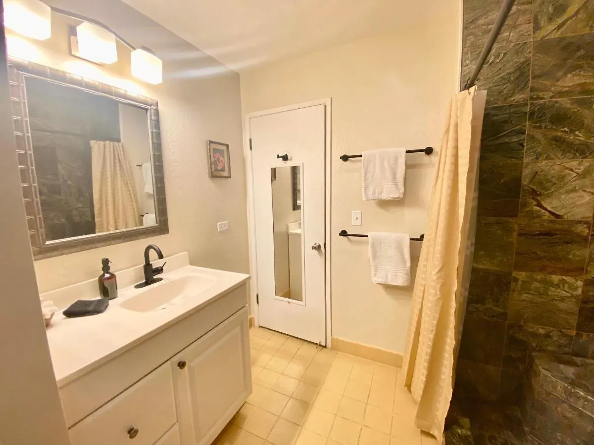 Beachfront 1 Bedroom Condo With Private Beach, Pool, Hot Tub Pahala